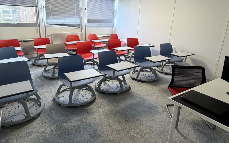 Salle de cours — mobilier mobile pour le travail en sous-groupes