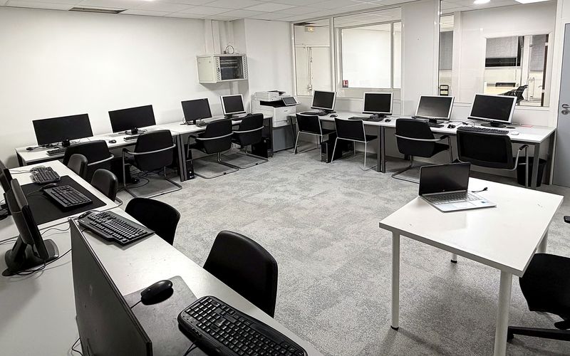 Salle informatique — postes individuels