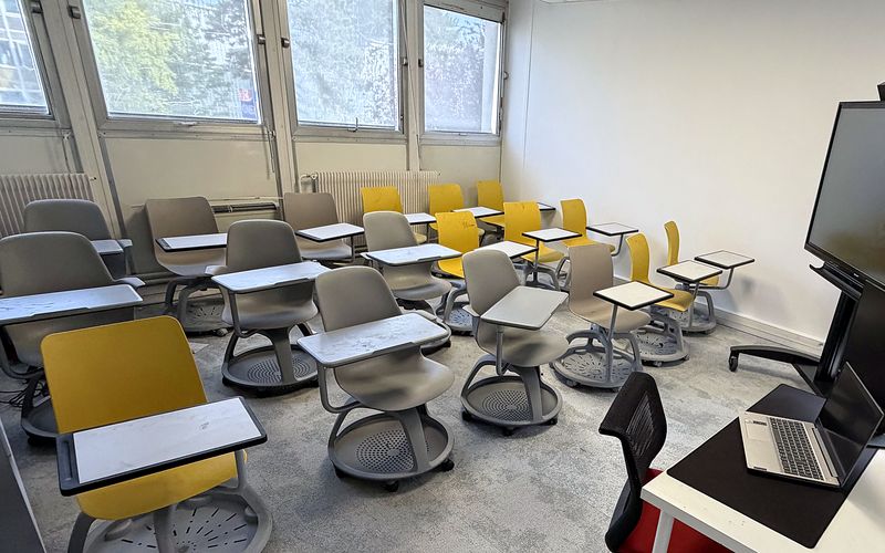 Salle de cours — grande baie vitrée, écran interactif