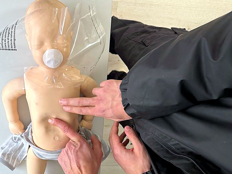 Entraînement au massage cardiaque sur un mannequin nourrisson